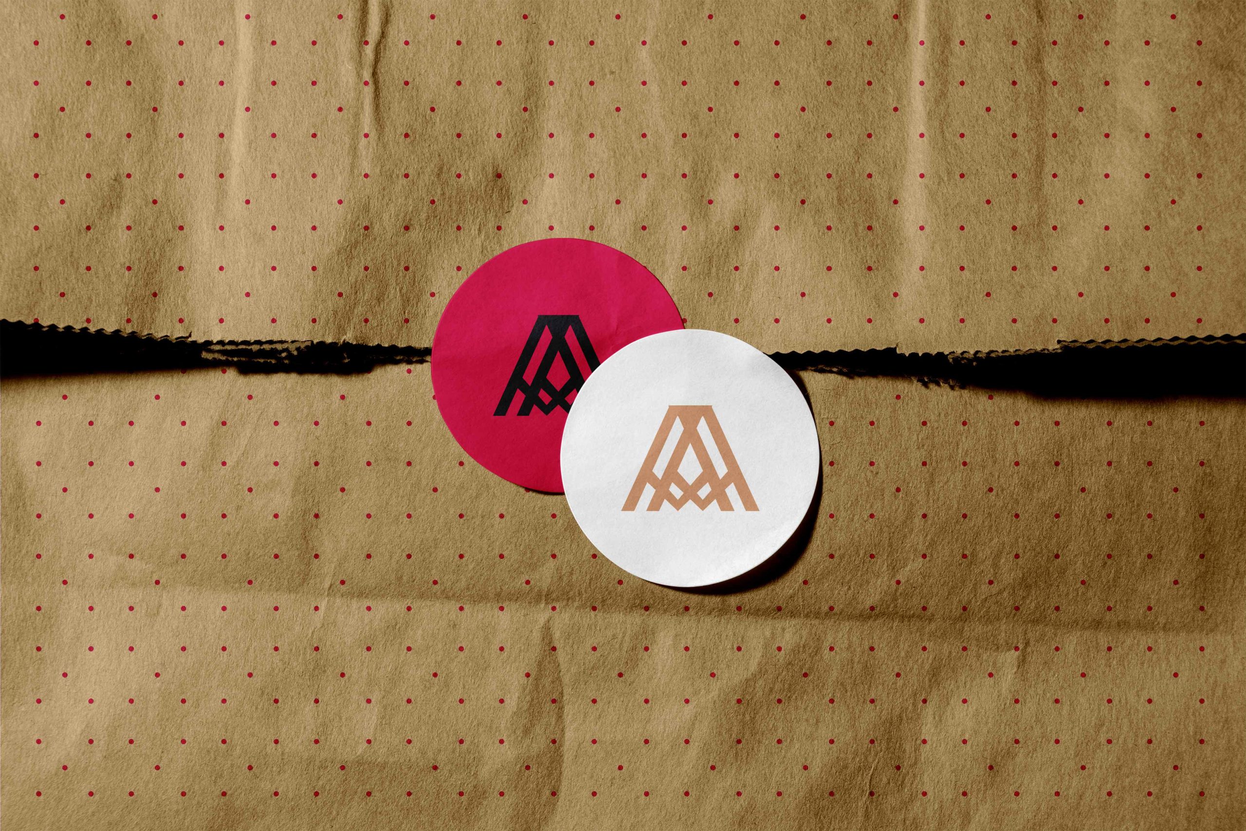 Identidad visual de Arteago aplicada en tarjetas gráficas sobre papel kraft