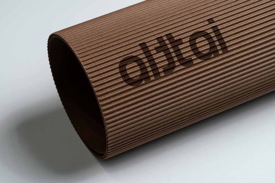 Aplicación de la identidad visual de Alttai en packaging.